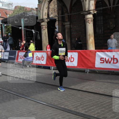 05.10.2025 - 20. swb-Marathon Bremen Yannick Fuchs http://msf.ph/oto/9317070 05.10.2025 10:56:23 Ziel 10028, 10191, 10196, 10424, 10590, 11554, 11662 meine-sportfotos.de
