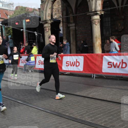 05.10.2025 - 20. swb-Marathon Bremen Yannick Fuchs http://msf.ph/oto/9317076 05.10.2025 10:56:30 Ziel 9424, 9783, 9790, 9932, 10005, 10179, 10387, 10546, 11723 meine-sportfotos.de