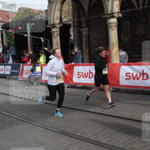 05.10.2025 - 20. swb-Marathon Bremen Yannick Fuchs http://msf.ph/oto/9317078 05.10.2025 10:56:33 Ziel 9790, 9932, 10005, 10179, 10387, 10546, 10648, 11100, 11253, 11571 meine-sportfotos.de