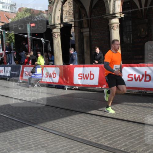 05.10.2025 - 20. swb-Marathon Bremen Yannick Fuchs http://msf.ph/oto/9317102 05.10.2025 10:57:05 Ziel 9451, 9797, 9937, 10069, 10867, 11168, 11435 meine-sportfotos.de
