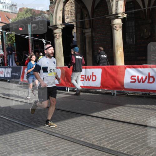 05.10.2025 - 20. swb-Marathon Bremen Yannick Fuchs http://msf.ph/oto/9317111 05.10.2025 10:57:14 Ziel 9231, 9314, 9577, 10293, 10545, 10917, 11138, 11202, 11434, 11686 meine-sportfotos.de