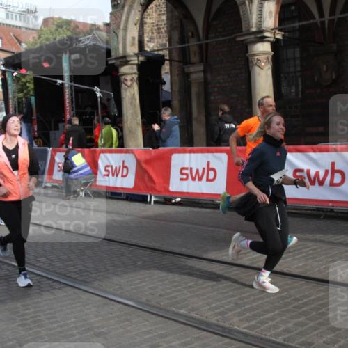 05.10.2025 - 20. swb-Marathon Bremen Yannick Fuchs http://msf.ph/oto/9317151 05.10.2025 10:57:52 Ziel 9979, 10219, 10341, 10834, 10890, 11457, 11564, 11575, 11731, 11744 meine-sportfotos.de