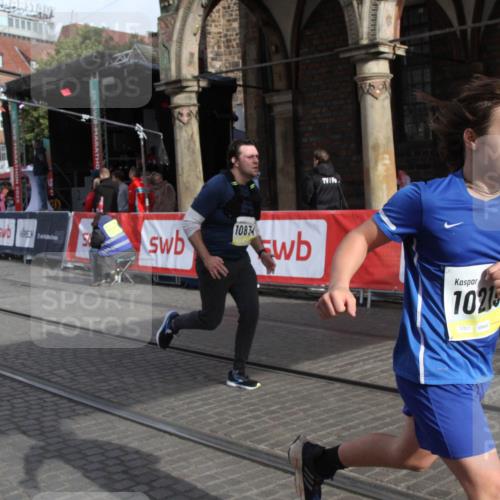 05.10.2025 - 20. swb-Marathon Bremen Yannick Fuchs http://msf.ph/oto/9317157 05.10.2025 10:57:57 Ziel 9221, 9568, 9719, 10219, 10651, 10703, 10834, 10975, 11023, 11116, 11301, 11469, 11564 meine-sportfotos.de