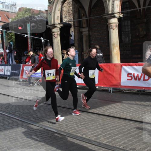 05.10.2025 - 20. swb-Marathon Bremen Yannick Fuchs http://msf.ph/oto/9317162 05.10.2025 10:58:01 Ziel 9221, 9568, 9719, 10577, 10703, 11116, 11301, 11469, 11663 meine-sportfotos.de