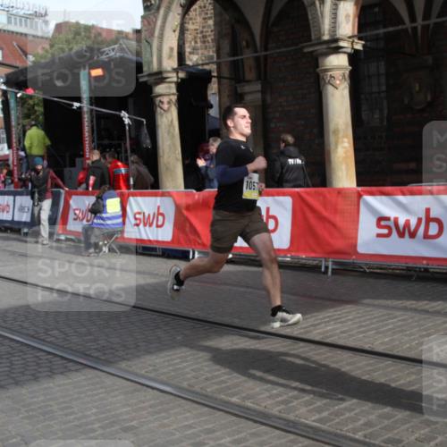05.10.2025 - 20. swb-Marathon Bremen Yannick Fuchs http://msf.ph/oto/9317166 05.10.2025 10:58:05 Ziel 9872, 10577, 10793, 11601, 11663 meine-sportfotos.de