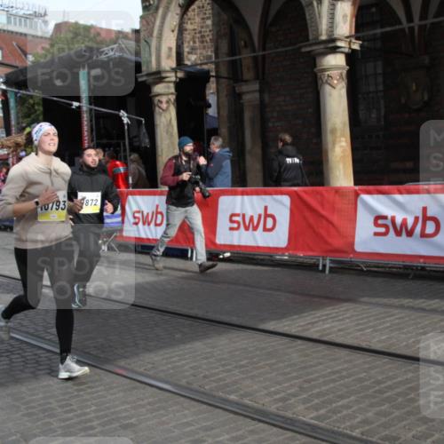 05.10.2025 - 20. swb-Marathon Bremen Yannick Fuchs http://msf.ph/oto/9317167 05.10.2025 10:58:07 Ziel 9576, 9582, 9872, 10127, 10395, 10459, 10793, 11058, 11601 meine-sportfotos.de