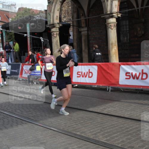 05.10.2025 - 20. swb-Marathon Bremen Yannick Fuchs http://msf.ph/oto/9317170 05.10.2025 10:58:10 Ziel 9576, 9582, 9634, 10127, 10377, 10395, 10459, 10620, 11058 meine-sportfotos.de