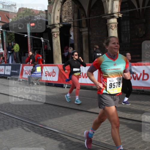 05.10.2025 - 20. swb-Marathon Bremen Yannick Fuchs http://msf.ph/oto/9317173 05.10.2025 10:58:12 Ziel 9330, 9576, 9582, 9634, 10127, 10377, 10395, 10398, 10459, 10620, 11058, 11608 meine-sportfotos.de