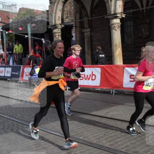 05.10.2025 - 20. swb-Marathon Bremen Yannick Fuchs http://msf.ph/oto/9317176 05.10.2025 10:58:14 Ziel 9330, 9634, 9952, 10377, 10398, 10620, 11562, 11608 meine-sportfotos.de