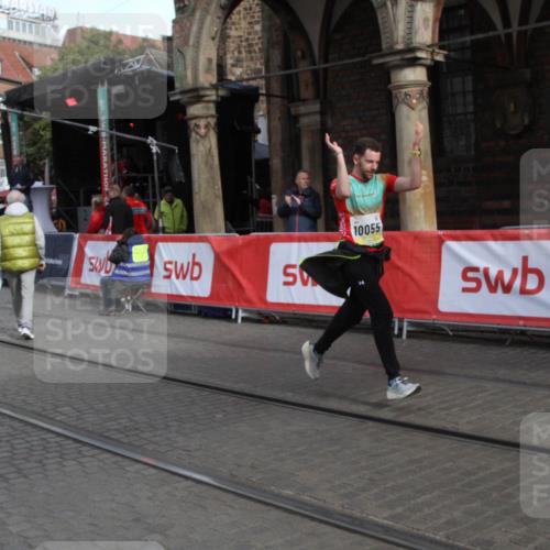 05.10.2025 - 20. swb-Marathon Bremen Yannick Fuchs http://msf.ph/oto/9317196 05.10.2025 10:58:36 Ziel 9766, 9913, 10055, 10261, 10285, 10408, 10513, 10988 meine-sportfotos.de