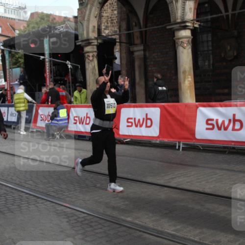 05.10.2025 - 20. swb-Marathon Bremen Yannick Fuchs http://msf.ph/oto/9317199 05.10.2025 10:58:40 Ziel 9359, 9430, 9472, 9529, 9766, 9913, 10049, 10285, 10513, 10527, 10936 meine-sportfotos.de