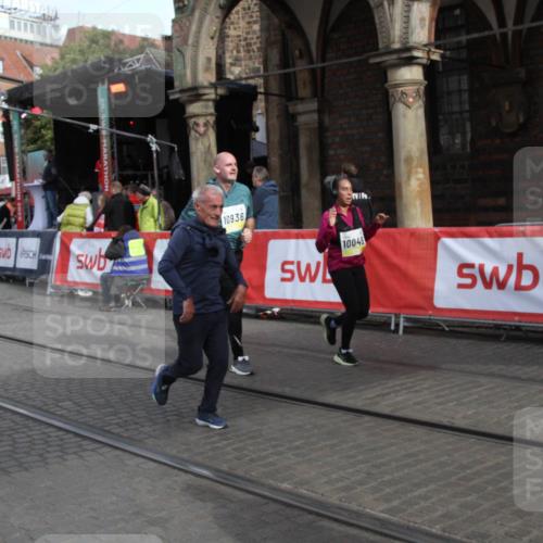 05.10.2025 - 20. swb-Marathon Bremen Yannick Fuchs http://msf.ph/oto/9317201 05.10.2025 10:58:42 Ziel 7163, 9359, 9430, 9472, 9529, 9714, 9766, 10049, 10527, 10591, 10679, 10871, 10936, 11078 meine-sportfotos.de