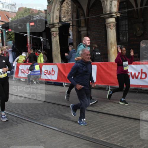 05.10.2025 - 20. swb-Marathon Bremen Yannick Fuchs http://msf.ph/oto/9317202 05.10.2025 10:58:42 Ziel 7163, 9359, 9430, 9472, 9529, 9714, 9766, 10049, 10527, 10591, 10679, 10871, 10936, 11078 meine-sportfotos.de