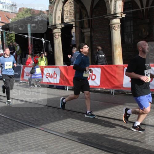 05.10.2025 - 20. swb-Marathon Bremen Yannick Fuchs http://msf.ph/oto/9317209 05.10.2025 10:58:49 Ziel 8585, 9346, 9370, 9540, 9622, 10263, 10561, 11651 meine-sportfotos.de