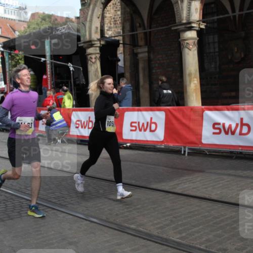 05.10.2025 - 20. swb-Marathon Bremen Yannick Fuchs http://msf.ph/oto/9317214 05.10.2025 10:58:58 Ziel 9349, 9518, 9542, 9601, 10080, 10560, 11483, 11612 meine-sportfotos.de