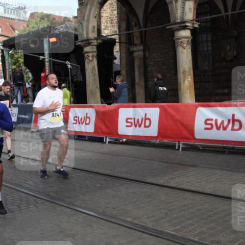 05.10.2025 - 20. swb-Marathon Bremen Yannick Fuchs http://msf.ph/oto/9317217 05.10.2025 10:59:04 Ziel 9601, 9847, 9977, 10357, 10588, 10607 meine-sportfotos.de