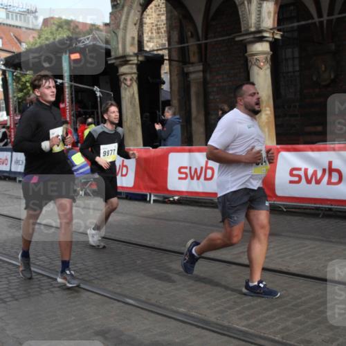 05.10.2025 - 20. swb-Marathon Bremen Yannick Fuchs http://msf.ph/oto/9317219 05.10.2025 10:59:05 Ziel 9847, 9977, 10357, 10588, 10607 meine-sportfotos.de