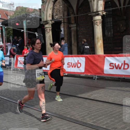 05.10.2025 - 20. swb-Marathon Bremen Yannick Fuchs http://msf.ph/oto/9317234 05.10.2025 10:59:25 Ziel 9183, 9635, 10407, 11006, 11007 meine-sportfotos.de
