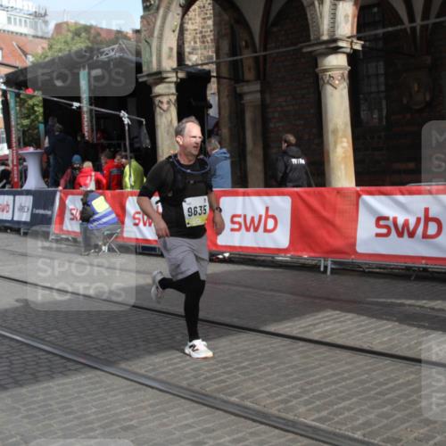 05.10.2025 - 20. swb-Marathon Bremen Yannick Fuchs http://msf.ph/oto/9317236 05.10.2025 10:59:28 Ziel 9635, 10391, 11728 meine-sportfotos.de