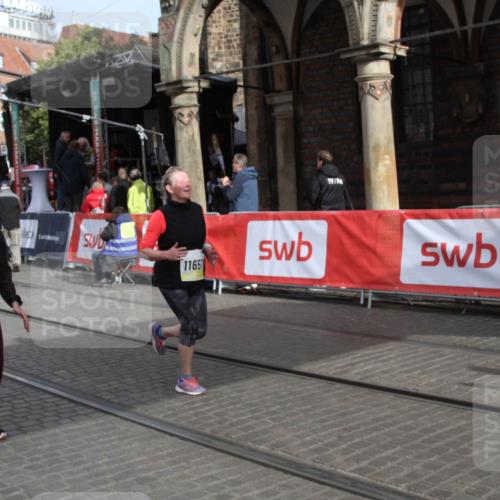 05.10.2025 - 20. swb-Marathon Bremen Yannick Fuchs http://msf.ph/oto/9317241 05.10.2025 10:59:37 Ziel 9609, 9737, 10209, 10760, 10809, 11251, 11657 meine-sportfotos.de