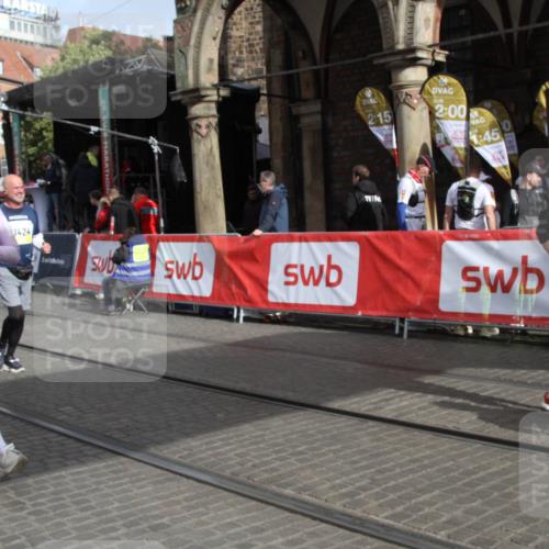 05.10.2025 - 20. swb-Marathon Bremen Yannick Fuchs http://msf.ph/oto/9317276 05.10.2025 11:00:25 Ziel 10406, 10492, 11063, 11263, 11424, 11699 meine-sportfotos.de
