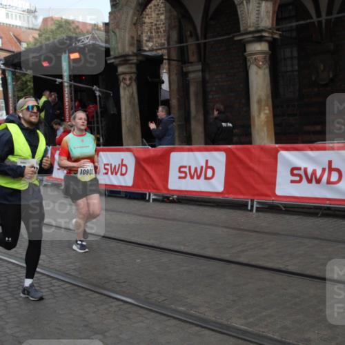 05.10.2025 - 20. swb-Marathon Bremen Yannick Fuchs http://msf.ph/oto/9317297 05.10.2025 11:00:49 Ziel 9327, 9389, 9827, 9858, 10182, 10571, 10690, 10872, 10901 meine-sportfotos.de