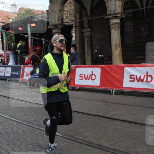 05.10.2025 - 20. swb-Marathon Bremen Yannick Fuchs http://msf.ph/oto/9317298 05.10.2025 11:00:49 Ziel 9327, 9389, 9827, 9858, 10182, 10571, 10690, 10872, 10901 meine-sportfotos.de