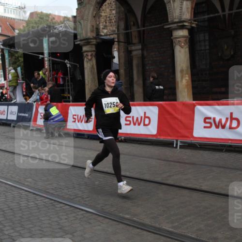 05.10.2025 - 20. swb-Marathon Bremen Yannick Fuchs http://msf.ph/oto/9317303 05.10.2025 11:01:02 Ziel 9208, 9600, 10228, 10258, 10359 meine-sportfotos.de