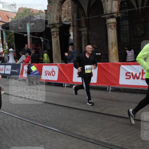 05.10.2025 - 20. swb-Marathon Bremen Yannick Fuchs http://msf.ph/oto/9317306 05.10.2025 11:01:06 Ziel 9208, 9305, 9954, 10228, 10359, 10630, 11053 meine-sportfotos.de