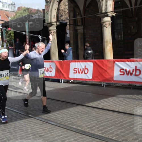 05.10.2025 - 20. swb-Marathon Bremen Yannick Fuchs http://msf.ph/oto/9317312 05.10.2025 11:01:14 Ziel 9182, 9443, 9880, 10914, 11337, 11338, 11524, 11597 meine-sportfotos.de
