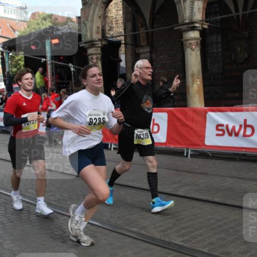 05.10.2025 - 20. swb-Marathon Bremen Yannick Fuchs http://msf.ph/oto/9317325 05.10.2025 11:01:35 Ziel 7908, 9286, 9322, 9371, 10157, 10336, 11194, 11493 meine-sportfotos.de