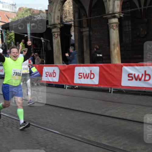 05.10.2025 - 20. swb-Marathon Bremen Yannick Fuchs http://msf.ph/oto/9317326 05.10.2025 11:01:37 Ziel 7908, 9278, 9322, 9371, 10030, 10056, 10157, 10324, 10336, 11223, 11493 meine-sportfotos.de