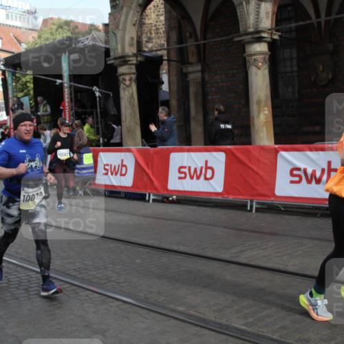05.10.2025 - 20. swb-Marathon Bremen Yannick Fuchs http://msf.ph/oto/9317331 05.10.2025 11:01:42 Ziel 9278, 9432, 10026, 10030, 10056, 10324, 10562, 11223, 11463, 11732, 11733 meine-sportfotos.de