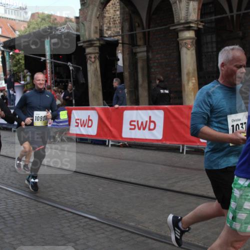 05.10.2025 - 20. swb-Marathon Bremen Yannick Fuchs http://msf.ph/oto/9317340 05.10.2025 11:01:50 Ziel 9189, 9294, 10004, 10370, 10903, 10904 meine-sportfotos.de