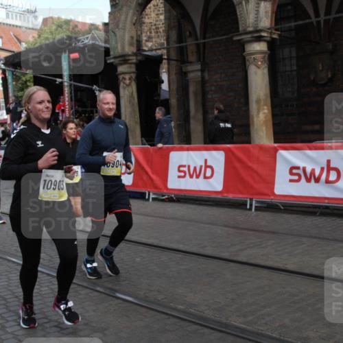05.10.2025 - 20. swb-Marathon Bremen Yannick Fuchs http://msf.ph/oto/9317341 05.10.2025 11:01:50 Ziel 9189, 9294, 10004, 10370, 10903, 10904 meine-sportfotos.de