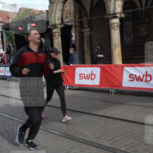 05.10.2025 - 20. swb-Marathon Bremen Yannick Fuchs http://msf.ph/oto/9317349 05.10.2025 11:02:02 Ziel 9536, 10837, 10944, 11415 meine-sportfotos.de