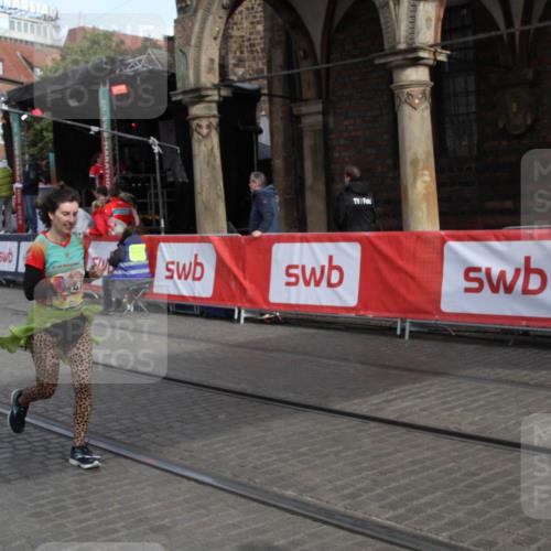 05.10.2025 - 20. swb-Marathon Bremen Yannick Fuchs http://msf.ph/oto/9317350 05.10.2025 11:02:03 Ziel 9324, 9536, 10837, 10855, 10879, 10887, 10944, 11415 meine-sportfotos.de