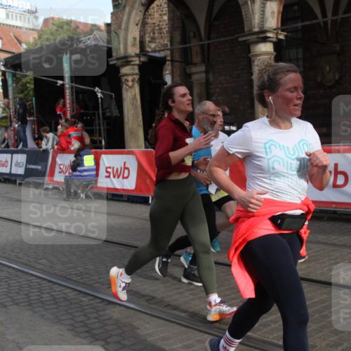 05.10.2025 - 20. swb-Marathon Bremen Yannick Fuchs http://msf.ph/oto/9317353 05.10.2025 11:02:08 Ziel 9324, 9426, 9536, 9686, 10301, 10855, 10879, 10887, 11014, 11459 meine-sportfotos.de