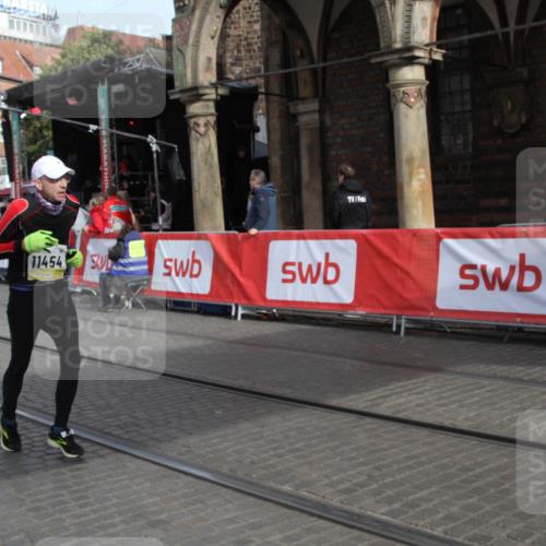 05.10.2025 - 20. swb-Marathon Bremen Yannick Fuchs http://msf.ph/oto/9317359 05.10.2025 11:02:18 Ziel 10130, 11340, 11454, 11646 meine-sportfotos.de