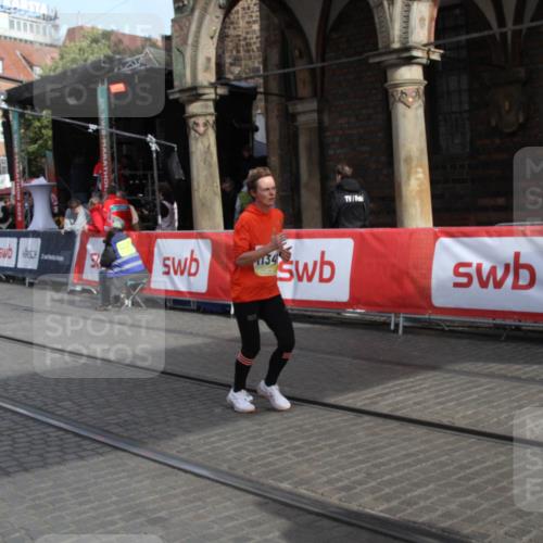 05.10.2025 - 20. swb-Marathon Bremen Yannick Fuchs http://msf.ph/oto/9317361 05.10.2025 11:02:21 Ziel 9748, 10130, 10821, 10829, 11340, 11646 meine-sportfotos.de