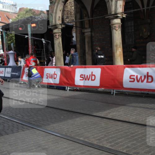 05.10.2025 - 20. swb-Marathon Bremen Yannick Fuchs http://msf.ph/oto/9317362 05.10.2025 11:02:23 Ziel 9748, 10130, 10194, 10821, 10829, 11386 meine-sportfotos.de