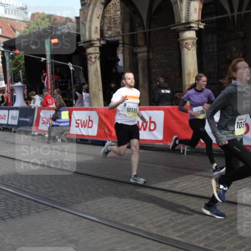 05.10.2025 - 20. swb-Marathon Bremen Yannick Fuchs http://msf.ph/oto/9317376 05.10.2025 11:02:41 Ziel 10595, 10598, 10825, 10826, 11160 meine-sportfotos.de
