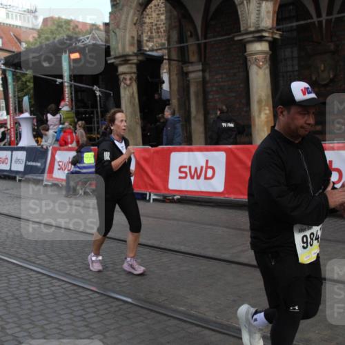 05.10.2025 - 20. swb-Marathon Bremen Yannick Fuchs http://msf.ph/oto/9317379 05.10.2025 11:02:47 Ziel 9331, 9360, 9516, 9841, 10510, 10530, 10803, 10804, 11024 meine-sportfotos.de