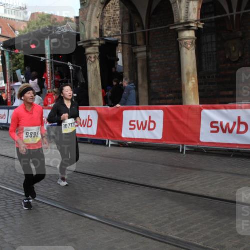 05.10.2025 - 20. swb-Marathon Bremen Yannick Fuchs http://msf.ph/oto/9317399 05.10.2025 11:03:06 Ziel 9229, 9661, 9662, 9893, 10777, 10876, 11376 meine-sportfotos.de