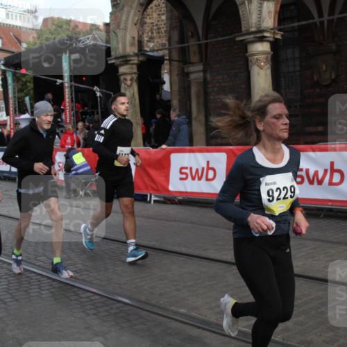 05.10.2025 - 20. swb-Marathon Bremen Yannick Fuchs http://msf.ph/oto/9317402 05.10.2025 11:03:09 Ziel 9229, 9300, 9593, 9661, 9662, 10185, 11376, 11682 meine-sportfotos.de