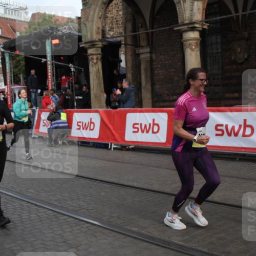 05.10.2025 - 20. swb-Marathon Bremen Yannick Fuchs http://msf.ph/oto/9317434 05.10.2025 11:03:47 Ziel 9315, 10297, 10603, 10604, 10711, 10713, 11589 meine-sportfotos.de