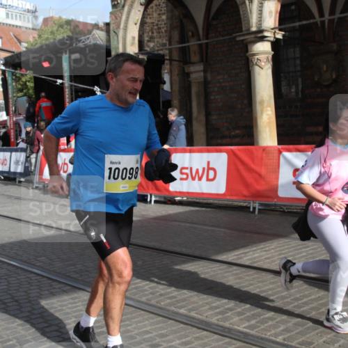 05.10.2025 - 20. swb-Marathon Bremen Yannick Fuchs http://msf.ph/oto/9317457 05.10.2025 11:04:18 Ziel 9448, 10098, 11001, 11077, 11685 meine-sportfotos.de