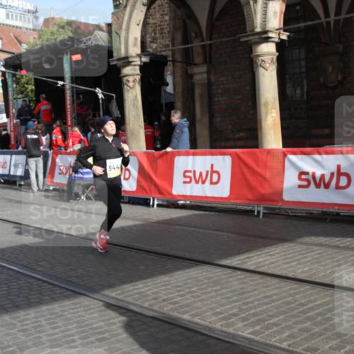 05.10.2025 - 20. swb-Marathon Bremen Yannick Fuchs http://msf.ph/oto/9317460 05.10.2025 11:04:21 Ziel 9448, 9537 meine-sportfotos.de