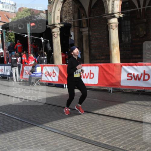 05.10.2025 - 20. swb-Marathon Bremen Yannick Fuchs http://msf.ph/oto/9317461 05.10.2025 11:04:22 Ziel 9448, 9537, 9684, 11200 meine-sportfotos.de