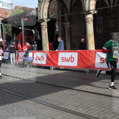 05.10.2025 - 20. swb-Marathon Bremen Yannick Fuchs http://msf.ph/oto/9317467 05.10.2025 11:04:26 Ziel 9537, 9684, 10678, 11200 meine-sportfotos.de